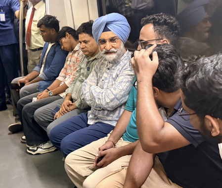 वीकेंड पर दिल्ली एलजी ने मेट्रो में किया सफर, लोगों से की बातचीत
