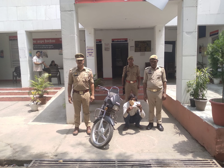 ग्रेटर नोएडा में चेन स्नैचर गिरफ्तार, चोरी की बाइक और हथियार बरामद