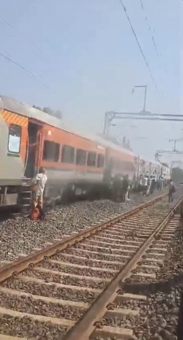 रतलाम में रणथंभौर एक्सप्रेस में धुआं और चिंगारियां देख मची अफरा-तफरी, 20 मिनट तक रुकी रही ट्रेन