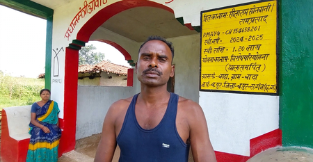 आत्मसमर्पण के बाद बदली नक्सली कमांडर की जिंदगी, पीएम आवास से मिला पक्का मकान
