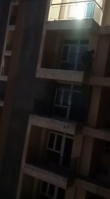 ग्रेटर नोएडा: 14वीं मंजिल की बालकनी से नीचे उतरता दिखा विदेशी नागरिक, वीडियो वायरल होने से मचा हड़कंप