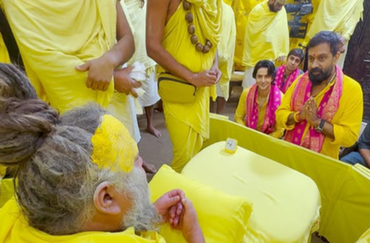 वृंदावन पहुंचे अभिनेता सिद्धार्थ गुप्ता ने प्रेमानंद महाराज से लिया आशीर्वाद, कहा- 'मेरी मां की प्रार्थना पूरी हुई'