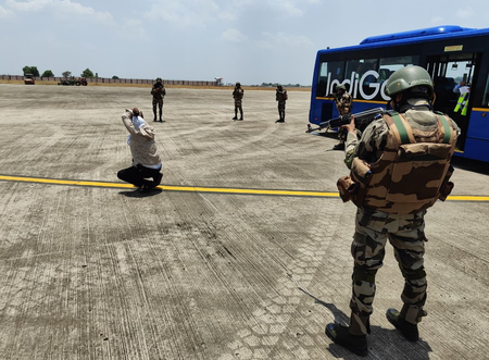 इंदौर: एयरपोर्ट पर सीआईएसएफ ने किया एंटी-हाइजैकिंग मॉक ड्रिल, परखी गईं तैयारियां