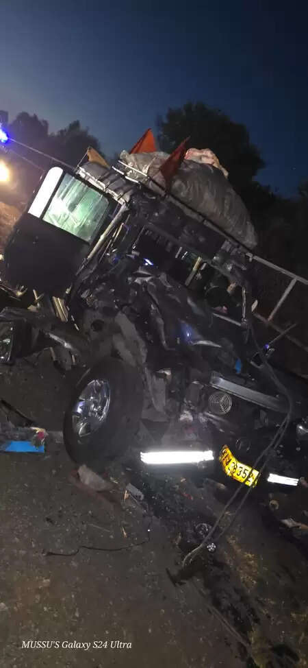 कर्नाटक: तुमकुरु में क्रूजर गाड़ी और ट्रक में टक्कर, चार की मौत, सात घायल