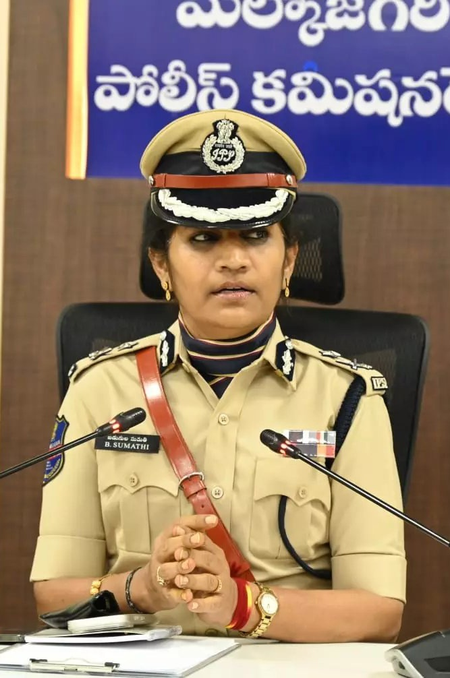 हैदराबाद : आधी रात को आम महिला बनकर सड़क पर खड़ी रही पुलिस अधिकारी, 40 पुरुषों ने किया परेशान