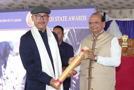 डॉ. पद्मा गुरमीत को यूटी लद्दाख राज्य पुरस्कार 2025 से सम्मानित किया गया