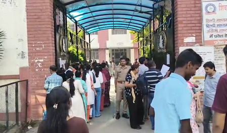 प्रयागराज में स्वास्थ्य शिक्षा अधिकारी परीक्षा में शामिल अभ्यर्थी बोले-तैयारी पूरी, मेहनत रंग लाएगी