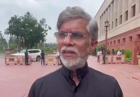 कांग्रेस सांसदों ने सरकार पर कसा तंज, कहा-'आंदोलन को बलपूर्वक दबाने में जुटी सरकार'