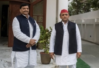 यूपी चुनाव से पहले 'चचा आउट, भतीजा इन', अखिलेश यादव ने शिवपाल को बड़ी जिम्मेदारी से किया मुक्त