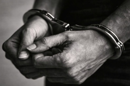 दिल्ली: हिरासत में लिए गए अवैध शराब ले जा रहे युवक, पुलिस की गाड़ी को भी मारी थी टक्कर