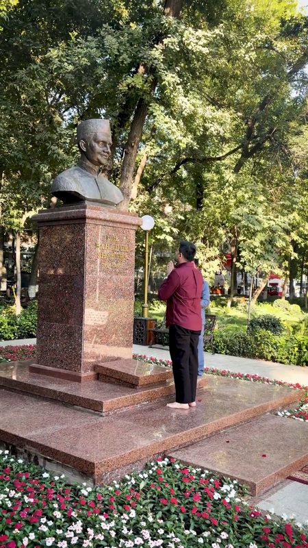 ताशकंद में राघव चड्ढा ने लाल बहादुर शास्त्री को दी श्रद्धांजलि, शास्त्री स्ट्रीट पर पहुंचकर किया नमन