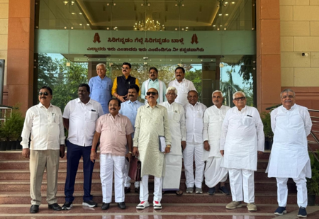 कर्नाटक कैबिनेट में फेरबदल की मांग तेज, कांग्रेस के कई विधायक दिल्ली में मिले