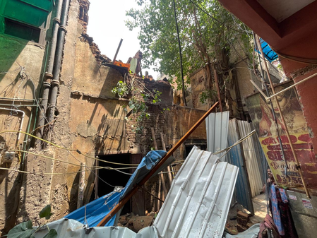 दिल्ली के करोल बाग में दो मंजिला इमारत गिरी, मलबे में दबकर मजदूर की मौत