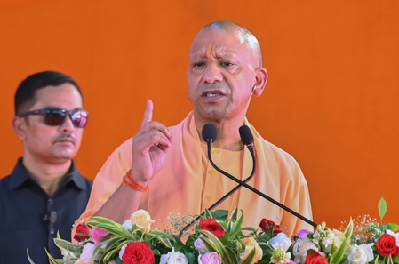 चित्रकूट में सीएम योगी ने बाढ़ पीड़ितों के घावों पर लगाया मरहम, बांटी राहत सामग्री, ढहे मकानों के लिए दिए चेक