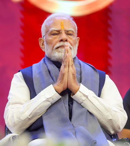 पीएम मोदी पहुंचे काशी, अरविंद टेक्सटाइल्स मिल का करेंगे लोकार्पण, नमो घाट पर देखेंगे एयर शो