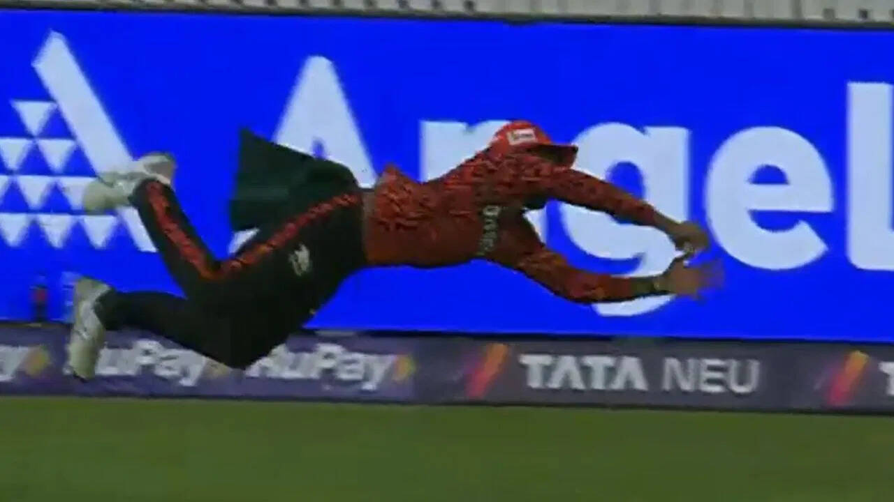 IPL 2025 के हर कैच पर भारी पड गया कामिंडु मेंडिस का ये कमाल कैच, हवा में उड़कर ऐसे लपक ली बॉल- VIDEO