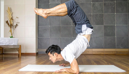 वृश्चिकासन से बढ़ाएं लचीलापन और एकाग्रता, जानें इसके लाभ