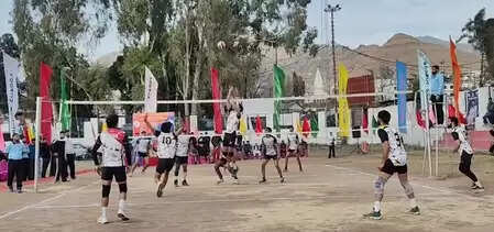 पुंछ जिले में हुआ 'पुलिस शहीद वॉलीबॉल टूर्नामेंट', एसएसपी ने खिलाड़ियों को दी अंतरराष्ट्रीय स्तर पर खेलने की शुभकामना