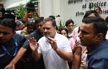 पैलेट गन पीड़ित को लेकर थाने पहुंचे राहुल गांधी, बोले- दिल के पास लगे हैं छर्रे, आंख की रोशनी खतरे में