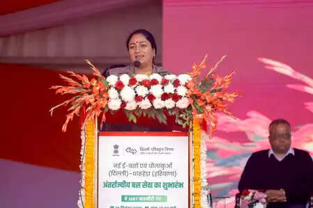 दिल्ली में सीएम रेखा गुप्ता ने 100 ई-बसों को दिखाई हरी झंडी, इंटरस्टेट ई-बस सेवा भी शुरू