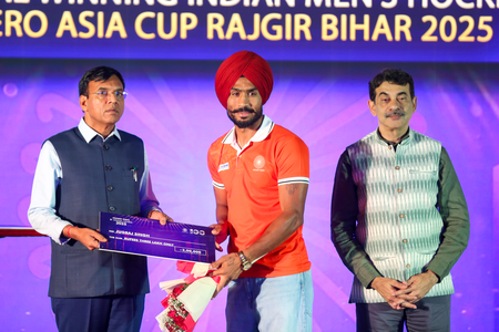 हॉकी इंडिया पुरस्कार: नवनीत, हार्दिक बने 'प्लेयर ऑफ द ईयर', जफर इकबाल को मिला 'लाइफटाइम अचीवमेंट अवार्ड'