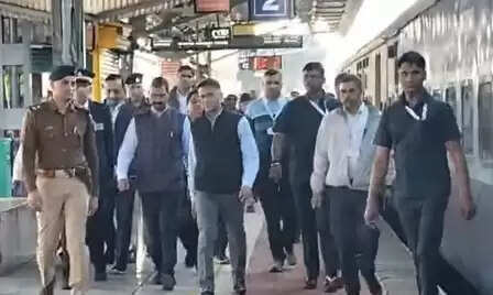 चित्तौड़गढ़ रेलवे स्टेशन का महाप्रबंधक ने किया निरीक्षण, गंदगी मिलने पर अधिकारी को फटकारा