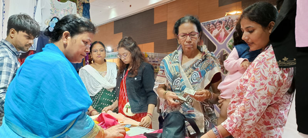 बिहार: पटना सरस मेले में कारोबार बढ़ाने के गुर सीख रहीं जीविका दीदियां, ऑनलाइन बाजार से जोड़ने की तैयारी