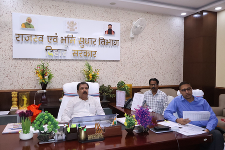 बिहार राजस्व विभाग में बड़ी कार्रवाई, 10 अधिकारियों पर गिरी गाज, एक को बर्खास्त करने की अनुशंसा
