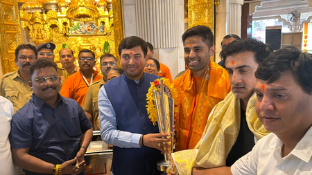 वर्ल्ड कप ट्रॉफी के साथ सिद्धिविनायक मंदिर पहुंचे सूर्यकुमार यादव, बप्पा से लिया आशीर्वाद