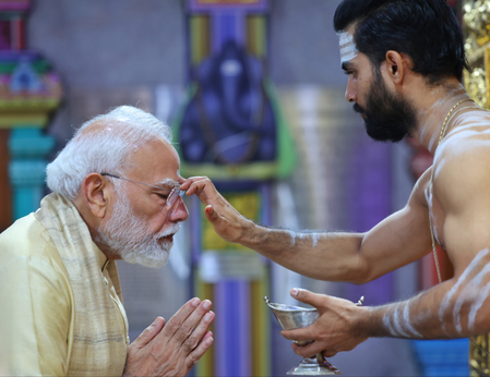 जनसेवा के 25 वर्ष: पीएम मोदी ने दिल्ली के श्री विनायक मंदिर में की पूजा-अर्चना, लिया भगवान गणेश का आशीर्वाद