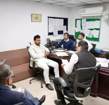 इंडिगो संकट के बीच केंद्रीय मंत्री राम मोहन नायडू ने किया कंट्रोल रूम का दौरा