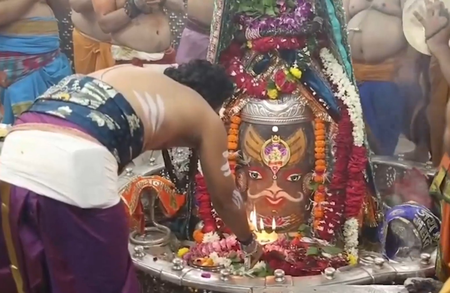 ओम-बेल पत्र और मुकुट से सजे बाबा महाकाल, जयकारों के बीच किया गया भव्य शृंगार
