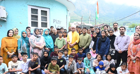 जम्मू-कश्मीर के एलजी मनोज सिन्हा ने बच्चों के साथ मनाया पीएम मोदी का जन्मदिन, बांटे तोहफे