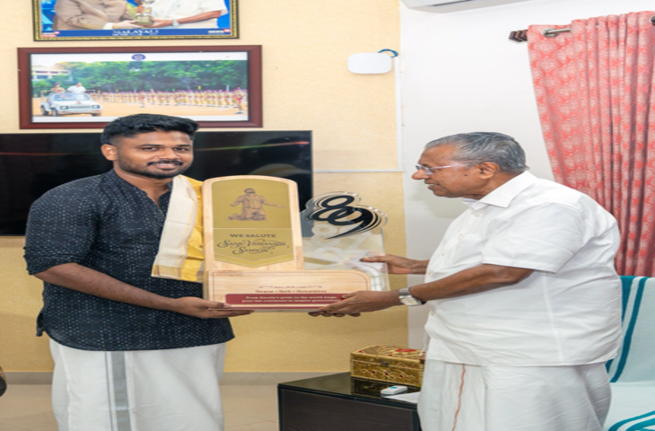 केरल के सीएम पिनाराई विजयन ने विश्व कप विजेता संजू सैमसन को सम्मानित किया