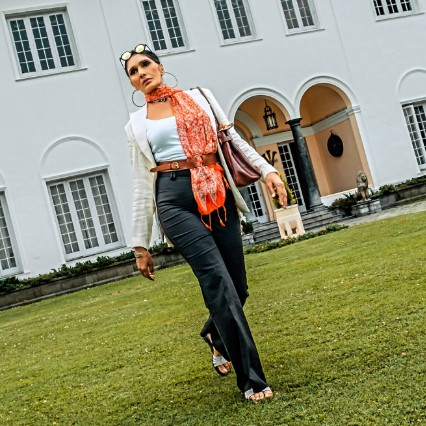 दौड़ने और दिखावे की दुनिया में अनु अग्रवाल ने सिखाया 'ठहरने' का हुनर