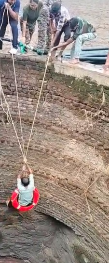 महाराष्ट्र: वर्धा एनसीसी कैंप के पास कुएं में गिरे व्यक्ति को 18 घंटे बाद सुरक्षित बचाया गया