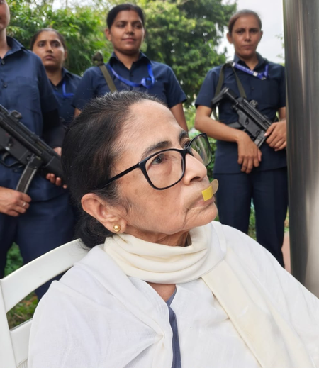 हिरासत में ममता बनर्जी, मुंह पर बैंड-ऐड लगाकर कर रही थीं विरोध-प्रदर्शन