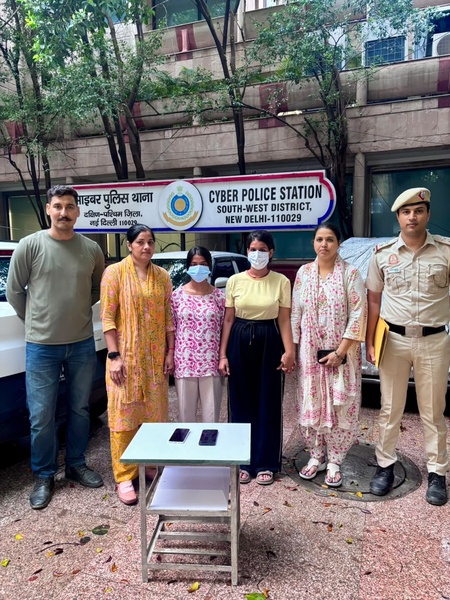 डेटिंग ऐप के जरिए बुजुर्ग से धोखाधड़ी और मोबाइल फोन चोरी करने वाली दो महिलाएं गिरफ्तार