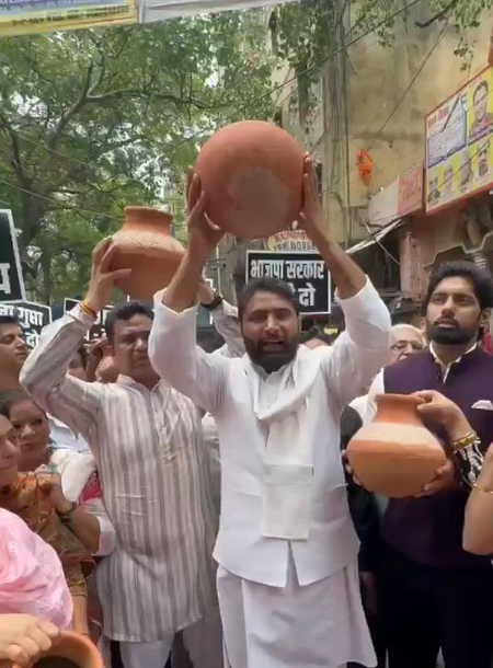 पानी की किल्लत को लेकर दिल्ली के करोलबाग में आम आदमी पार्टी का मटका फोड़ प्रदर्शन