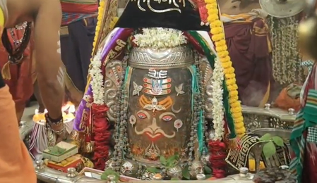 वैष्णव तिलक और बेल पत्रों से सजे बाबा महाकाल, भस्म आरती में उमड़ा श्रद्धालुओं का सैलाब