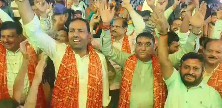 गुजरात : अमरेली में केसरियो शरदोत्सव की धूम, नेताओं से लेकर खिलाड़ियों तक ने खेला गरबा