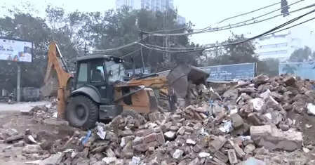 दिल्ली: तुर्कमान गेट इलाके में अवैध निर्माण तोड़ने के बाद मलबे को हटाने की कार्रवाई, भारी पुलिस बल तैनात