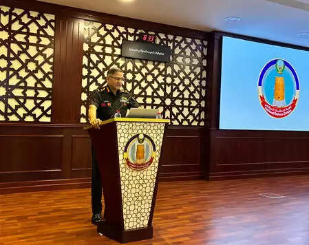 सेना प्रमुख उपेंद्र द्विवेदी ने आधुनिक युद्ध पर यूएई के सैन्य अधिकारियों से की बात