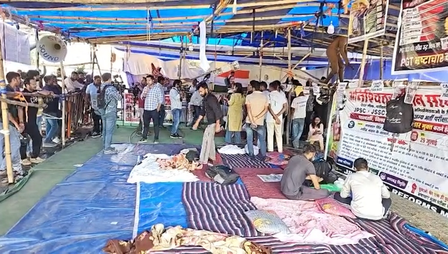 झारखंड छात्र आंदोलन : देर रात पहुंची पुलिस ने छात्रों को धमकाकर भगाने का किया प्रयास, लाइटें भी बंद की