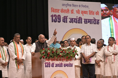 'राजनीति सबसे निचले स्तर पर पहुंची', खड़गे की टिप्पणी पर गुजरात भाजपा का कांग्रेस पर हमला