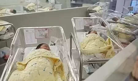 महाराष्ट्र: 200 सालों में पहली बार जन्मी बेटी, परिवार ने रथ में बिठाकर किया स्वागत