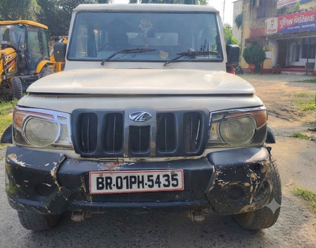 चतरा में बिहार का 50 हजार रुपए का इनामी अपराधी गिरफ्तार, चोरी की बोलेरो और मोबाइल बरामद