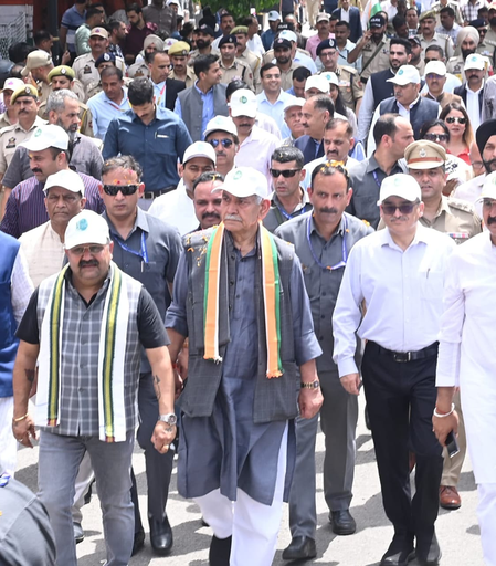 जम्मू-कश्मीर: ड्रग तस्करी में शामिल लोगों के पासपोर्ट और आधार कार्ड किए जाएंगे रद्द, एलजी ने की घोषणा