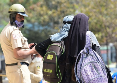 कर्नाटक सरकार ने स्कूल यूनिफॉर्म संबंधी आदेश लिया वापस, हिजाब और जनेऊ समेत धार्मिक प्रतीकों को पहनने की दी अनुमति
