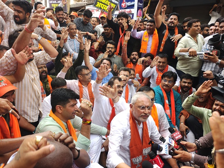 नीट पेपर लीक विवाद: गुजरात कांग्रेस मुख्यालय के बाहर भाजपा का विरोध प्रदर्शन